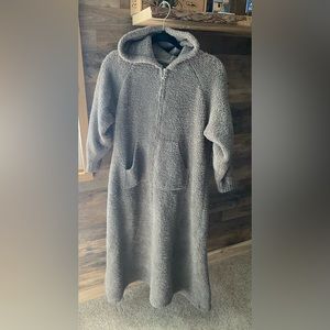 Barefoot Dreams cozy chic hooded zip robe. Sz. 1